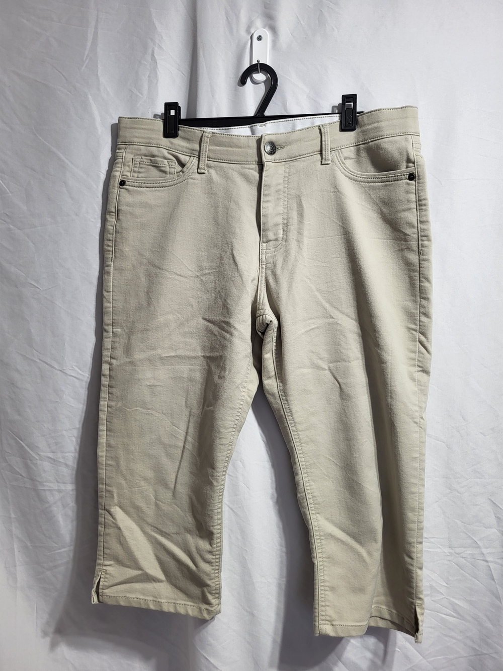 Liz Claiborne Light Beige Capris, Size 14